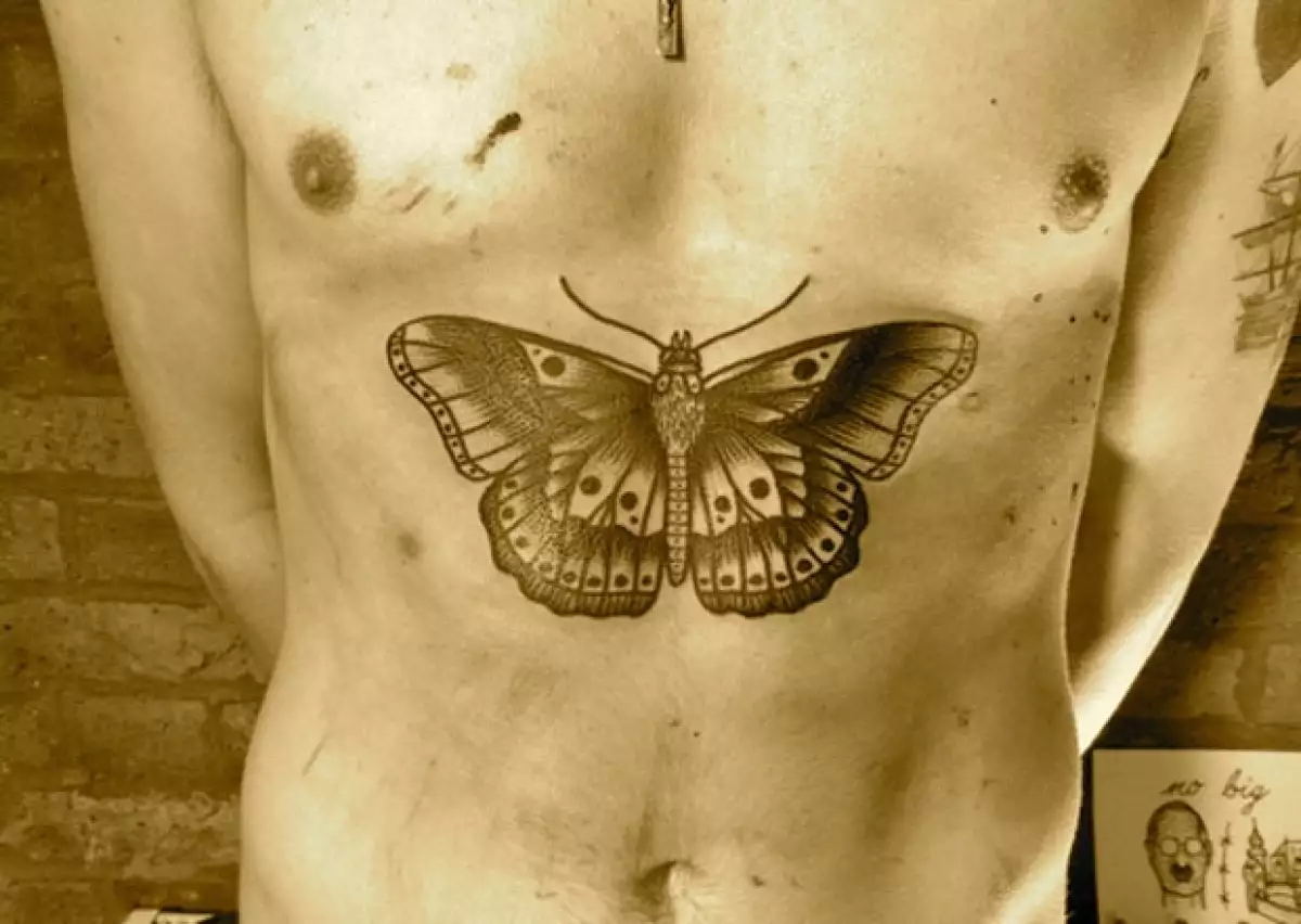 El guapo y joven cantante de `One Direction´ tiene alrededor de 30 tatuajes en la piel, ahora Liam Sparkse, su tatuador, publicó una foto de la mariposa gigante que le realizó a Harry en el torso.