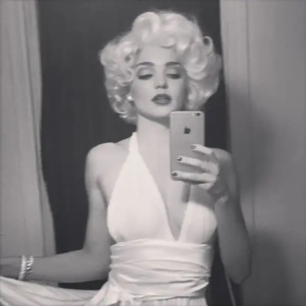 Marilyn Monroe, ¿eres tú? ¡Para nada! Se trata de la guapa modelo Miranda Kerr y su disfraz para Halloween.