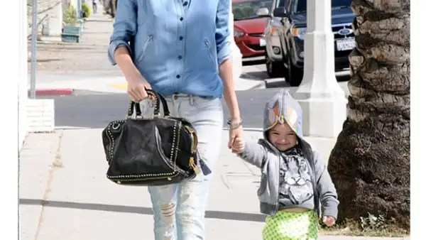 La modelo australiana disfruta de sus tardes libres en Los Ángeles para dedicarle tiempo de calidad a su hijo Flynn, de 2 años.