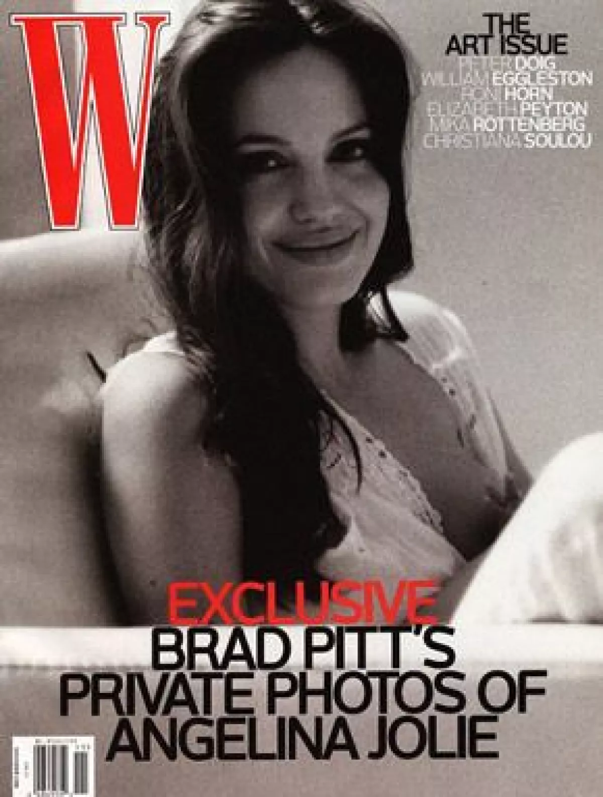 Una revista estadounidense muestra a la actriz alimentando a uno de sus mellizos; las fotografías fueron tomadas por Brad Pitt.