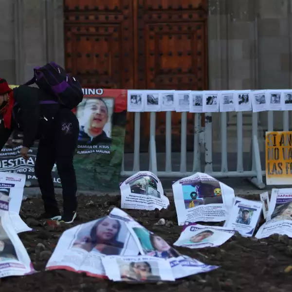 Fosas clandestinas frente a palacio nacional