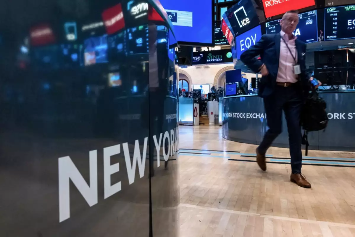 Wall Street cae levemente mientras se acerca el cierre de una semana volátil