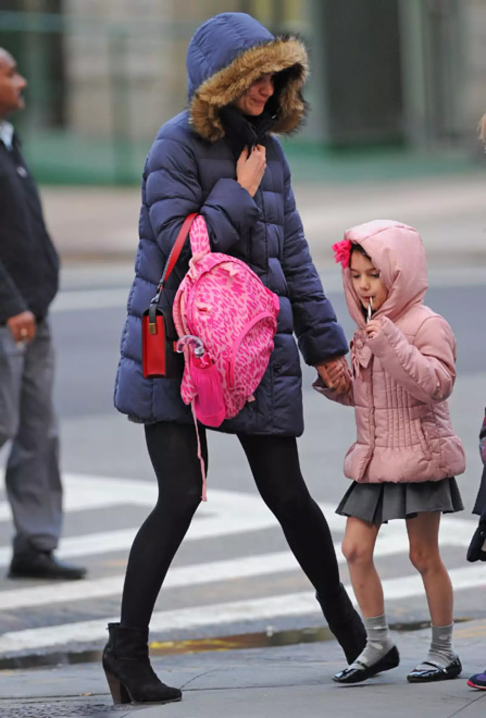 El invierno llegó y Suri se abriga perfecto para ir al colegio, como con esta chamarra Monnalisa y su mochila de Gap, todo en rosa.