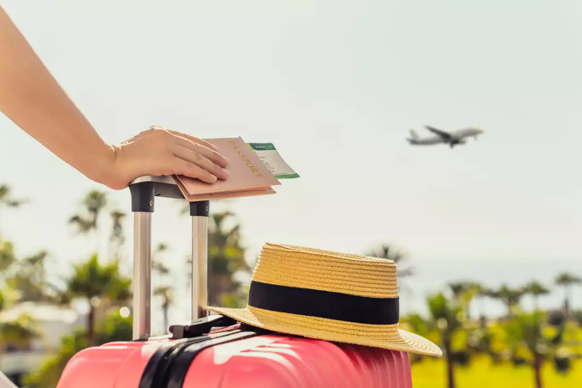 Corre con una maleta para decretar muchos viajes y aventuras