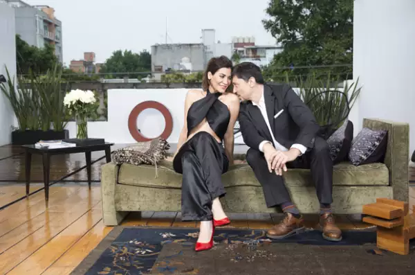 El Hotel La Valise atestiguó el romance entre esta pareja de actores españoles. Conjunto de Ceci por: Karen Pareti.