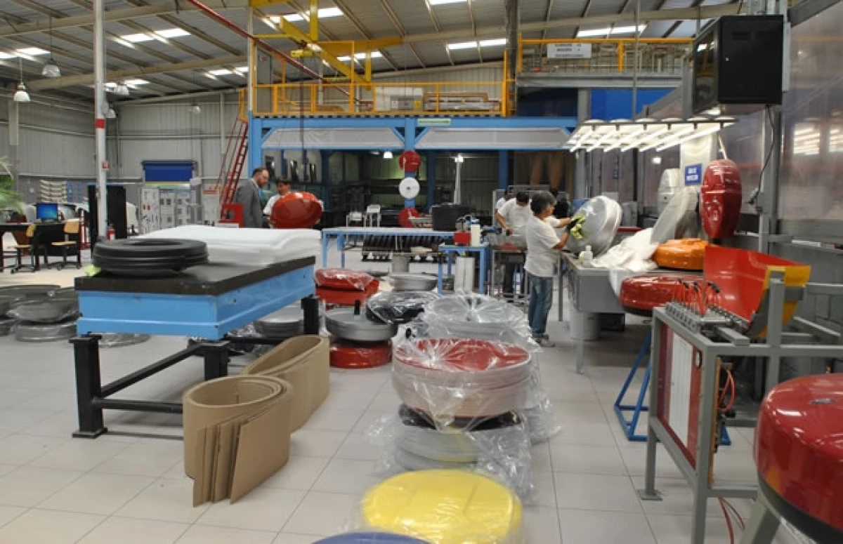 Esta empresa fabrica las tapas de la llanta trasera de la Ford Ecosport