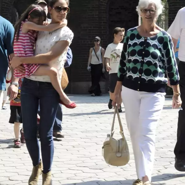 Ahí la hija de Tom de seis años disfrutó como cualquier otra niña de su edad.