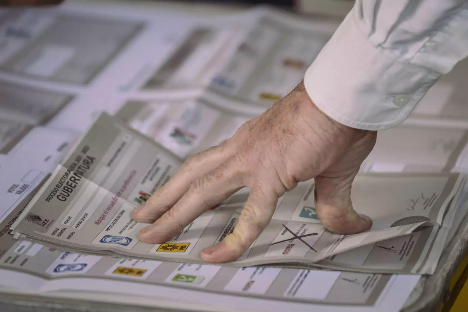 Después del cierre de casillas a las 18 horas comenzó el conteo de votos que se emitieron durante la jornada de elección de gubernatura en Hidalgo.