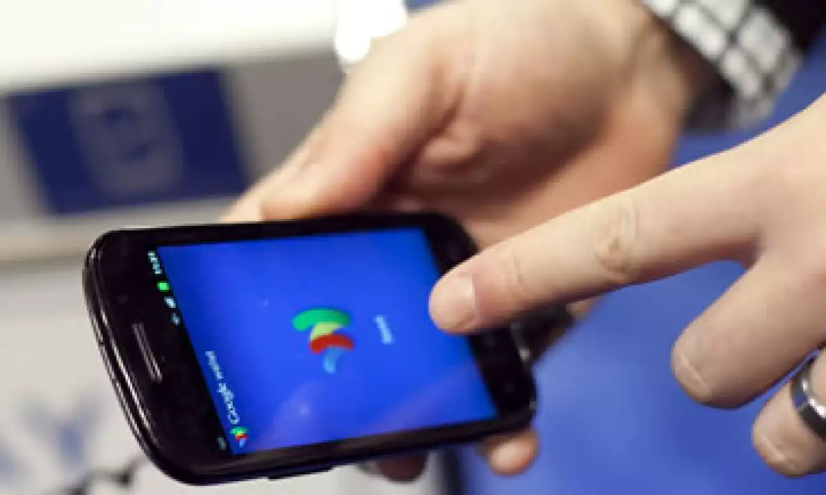 Google busca restar protagonismo a Apple en su propio dispositivo. (Foto: AP)