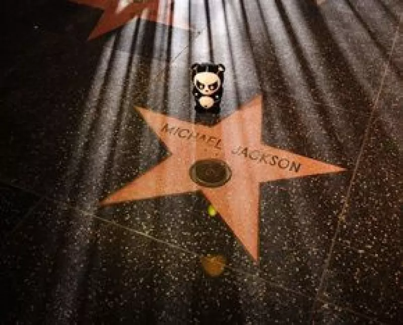 La estrella fue colocada en el Casino Palms Resort enfrente de los teatros Brenden y en donde de manera espontánea los fans dieron muestras de homenaje al cantante.