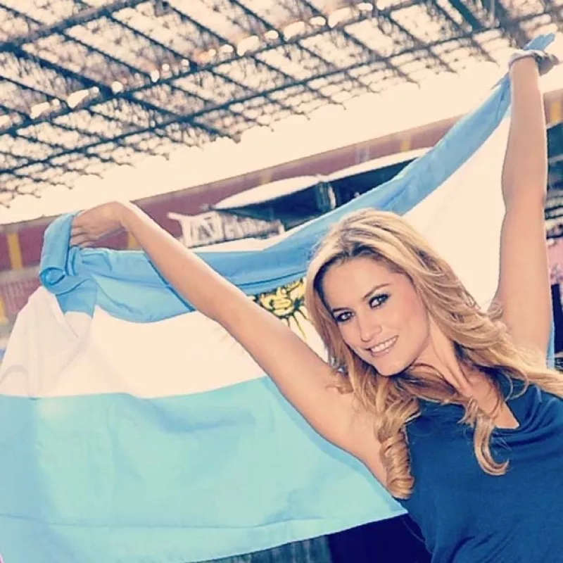 Por medio de Instagram la guapa argentina publicó ayer un tierno video en el que ella y Erin, su primera hija con Aarón Díaz, dan un apasionado grito por el triunfo de su equipo.