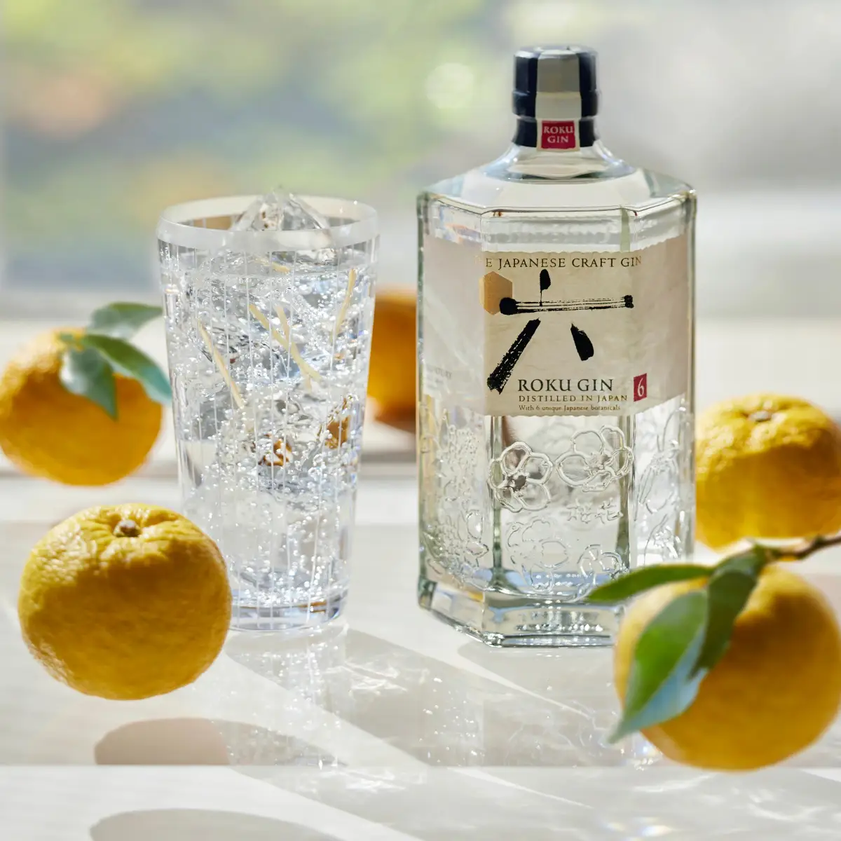 Botella de Roku Gin con un coctel Gin&Tonic