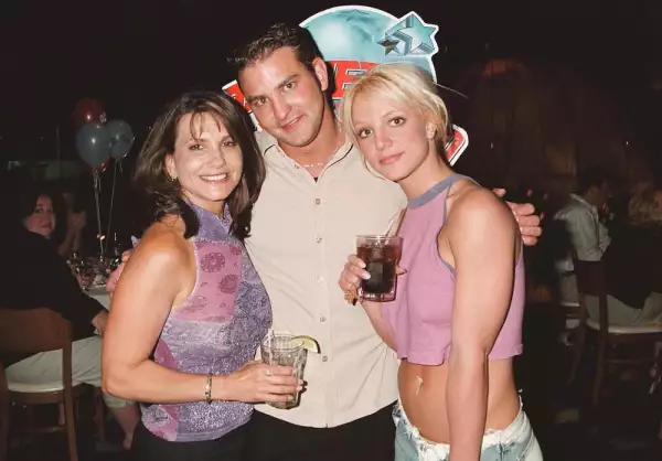 BRITNEY SPEARS AND HER FAMILY AT