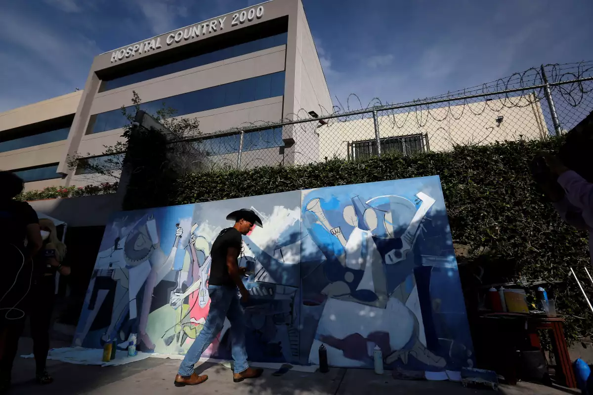 Fans mexicanos pintan un mural y dejan flores por salud de Vicente Fernández