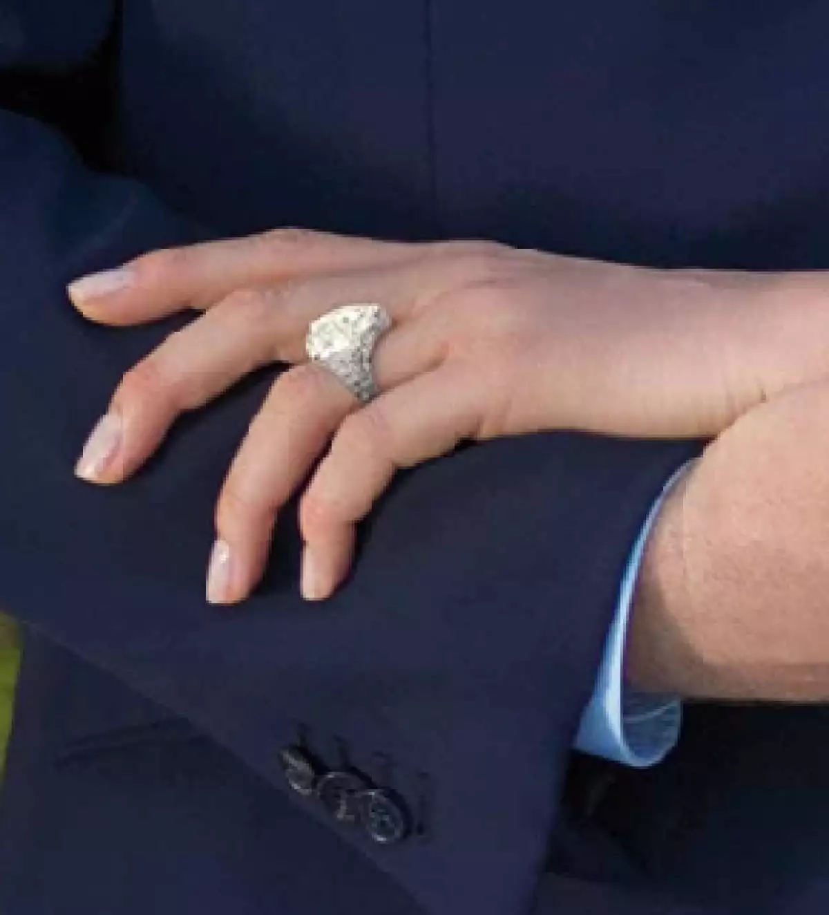 El anillo de compromiso.