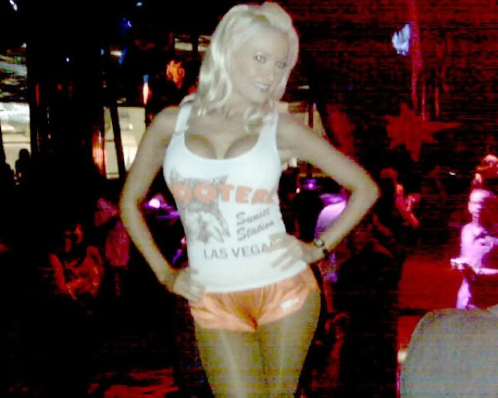 Mientras que Holly Madison, también es del dueño de Playboy, se puso la camiseta de su antiguo trabajo.