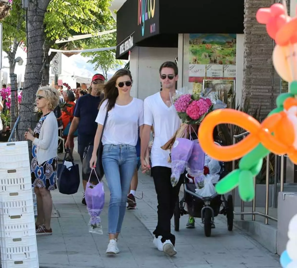 Esta es la primera salida oficial de la nueva pareja, que desde hace unos días se le vio muy cariñosa en LA.