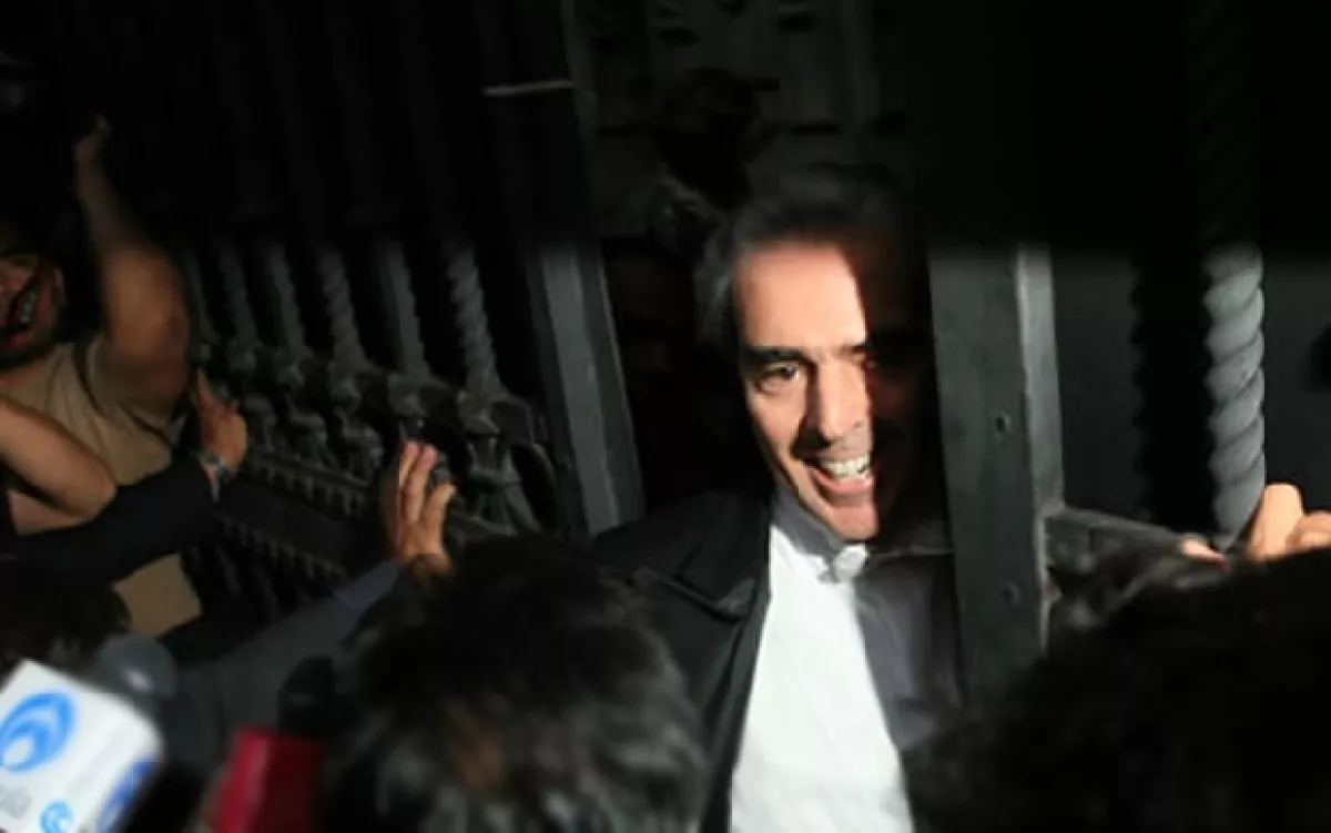 Lorenzo Lazo espero pacientemente a Edith en la entrada de la parroquia.