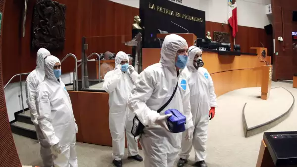 Trabajadores especializados realizaron un proceso de sanitización en el salón de plenos del Senado de la República