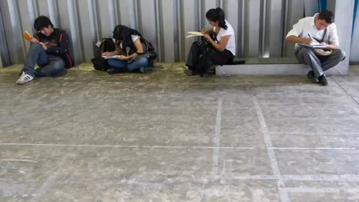 Cientos de personas acudieron al Palacio de los Deportes en donde realiza la feria del empleo