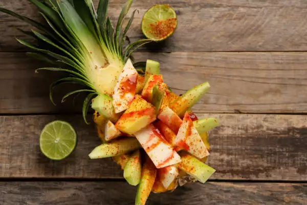 piña con verduras dentro