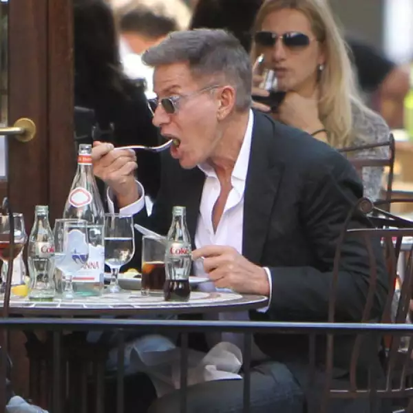 Ni los diseñadores de moda se escapan del lente indiscreto, ya que Calvin Klein fue captado mientras comía en el restaurante Sant Ambroeus en West Village, Nueva York.