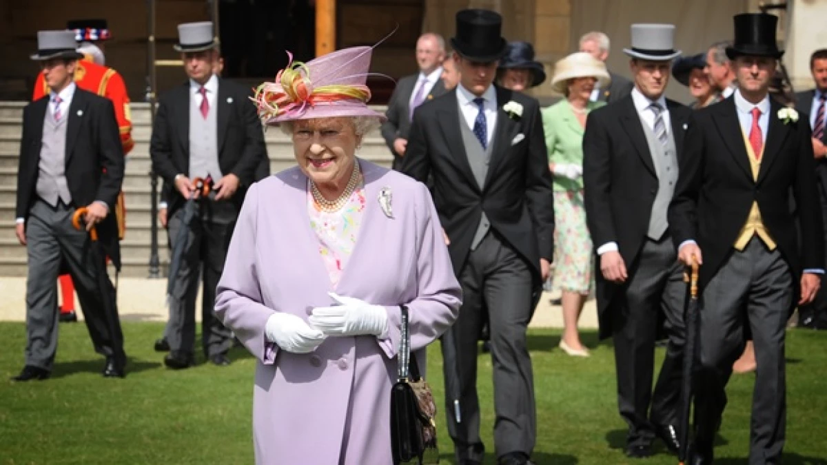 reina isabel llega al jardin real en el palacio de buckingham