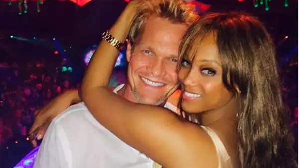 La guapa supermodelo aprovecha las fiestas de San Valentín para presentar a su bebé, el pequeño York.