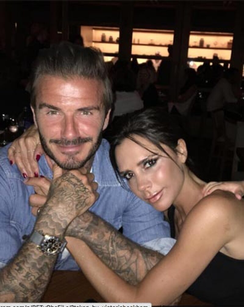 Parece que el ex futbolista quiso darle gusto a Victoria con este nuevo dibujo que se tatuó en el cuello y fue ella quien lo publicó en Instagram.