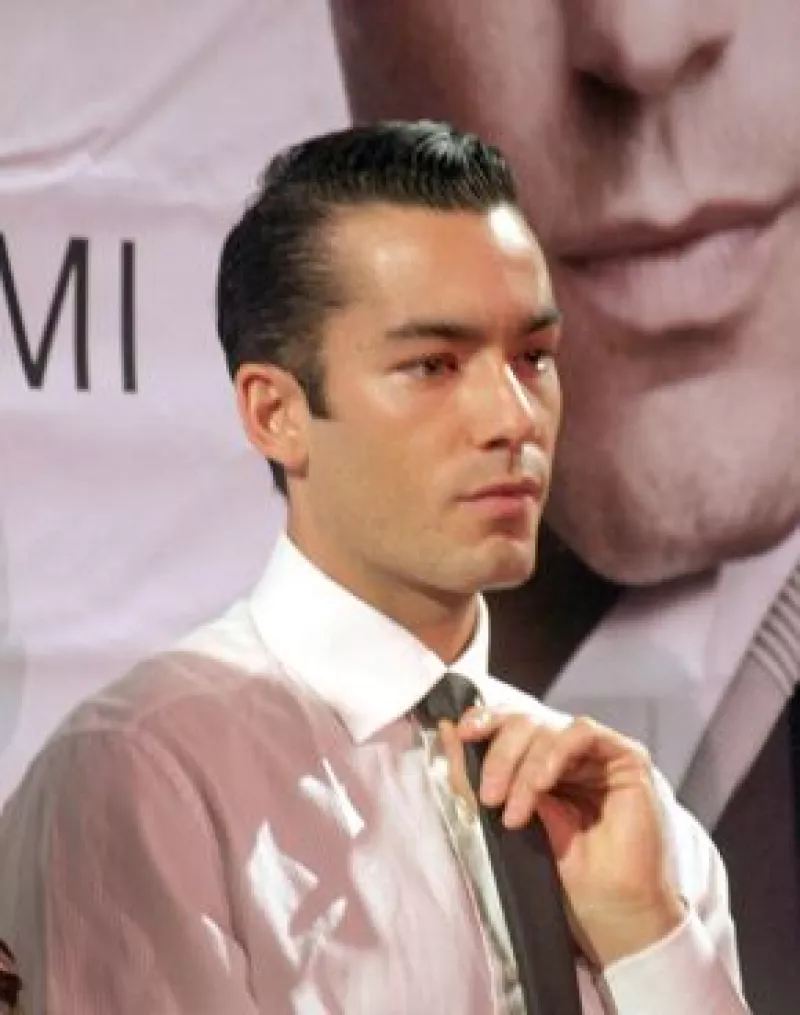 El ahora cantante, quien no atiende a la prensa, cuando ésta está fuera de lugar dijo que sólo se acerca a la prensa cuando tiene algo que le interesa decir.