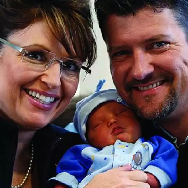 Con su esposo Todd y Trig, el bebé que decidió tener pese a que sabía que padecía síndrome de down.