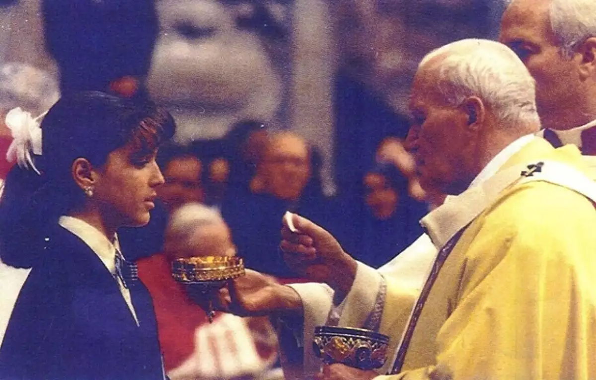 La conductora y futura mamá no dejó pasar la oportunidad de presumir que en su adolescencia pudo recibir la bendición de una de las figuras católicas más emblemáticas de la era.