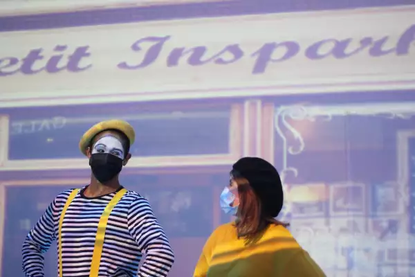 Hosts de la Noche.JPG