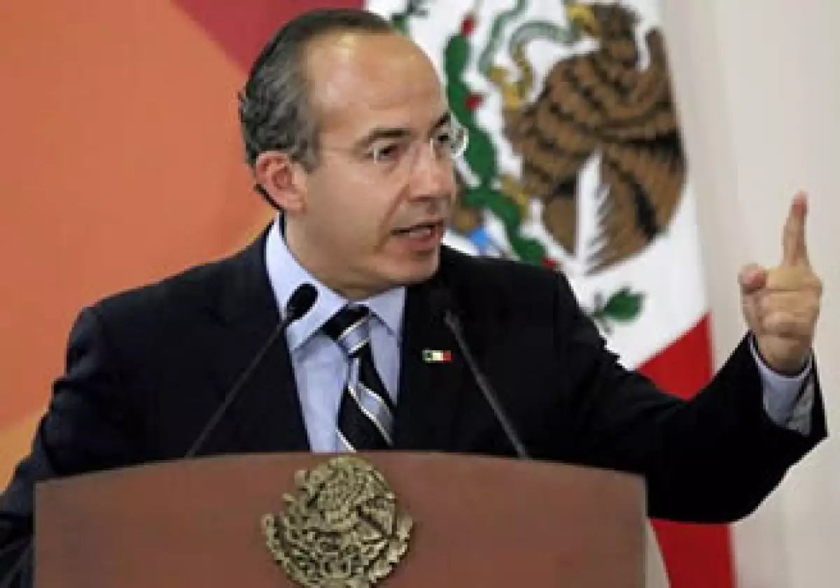 Felipe Calderón, presidente de México, anunció el financiamiento para los productores lecheros. (Foto: AP)