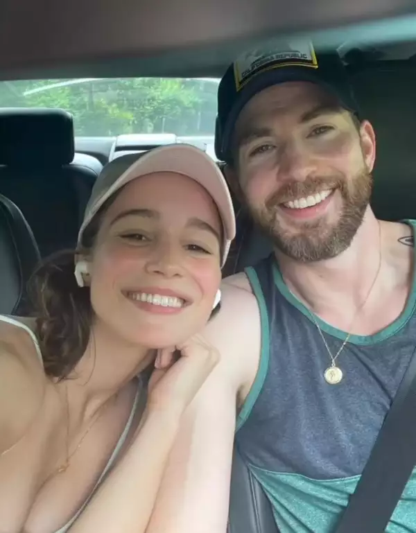 Chris Evans y su novia Alba Baptista celebran el 14 de febrero