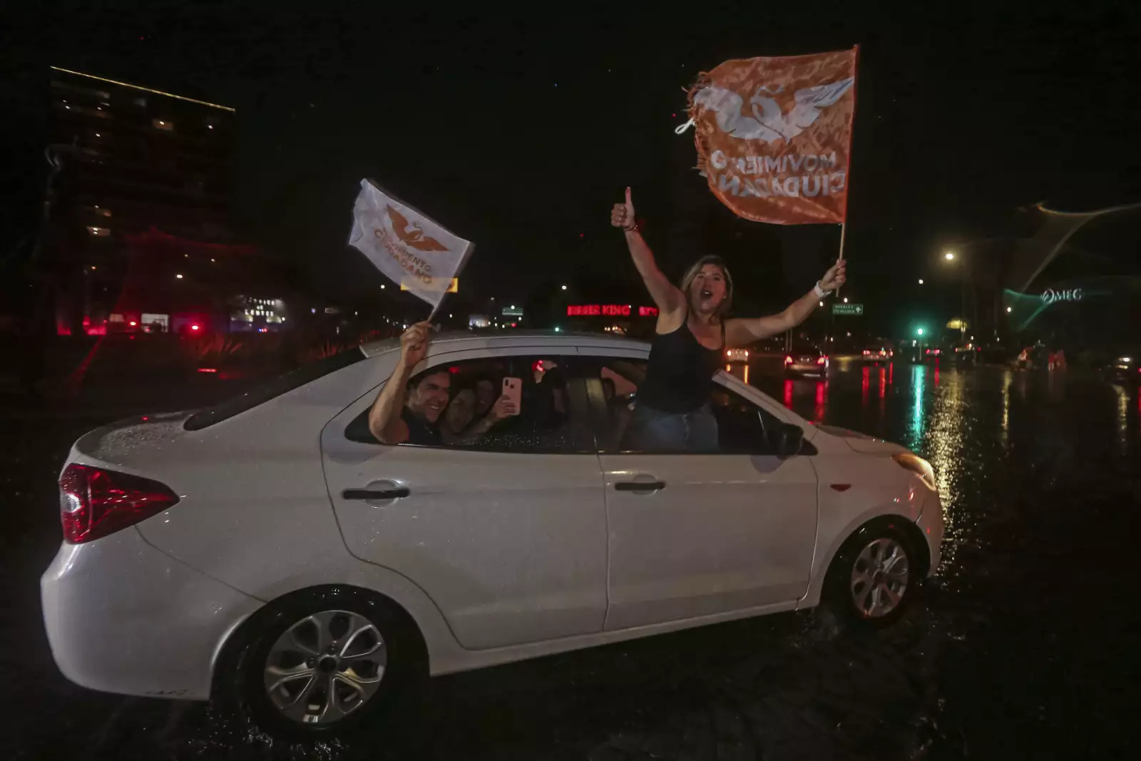 Simpatizantes de candidato a la presidencia municipal de Guadalajara, Pablo Lemus, festejan el triunfo alrededor de la Glorieta Minerva.