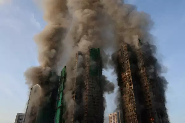 El humo se eleva a medida que las llamas envuelven andamios de bambú en múltiples edificios en la urbanización Wang Fuk Court, en Tai Po, Hong Kong, China, el 26 de noviembre de 2025.