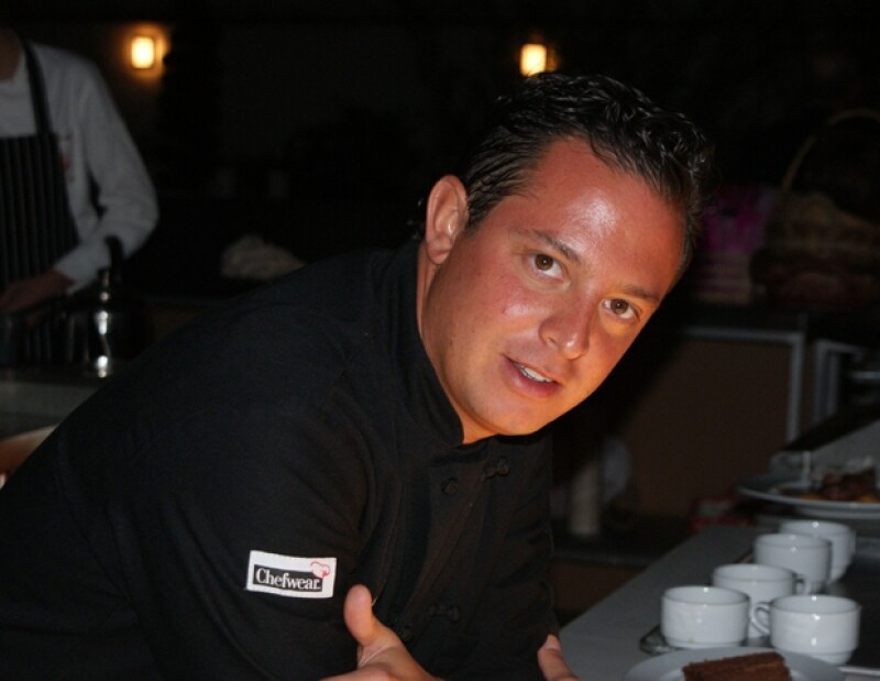El chef Eduardo Cabrera bañó de salsa de mango su emparedado.