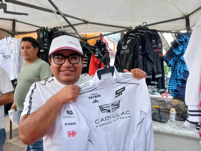 Vendedor de playeras vende camisas y gorras alrededor de la Fórmula 1.