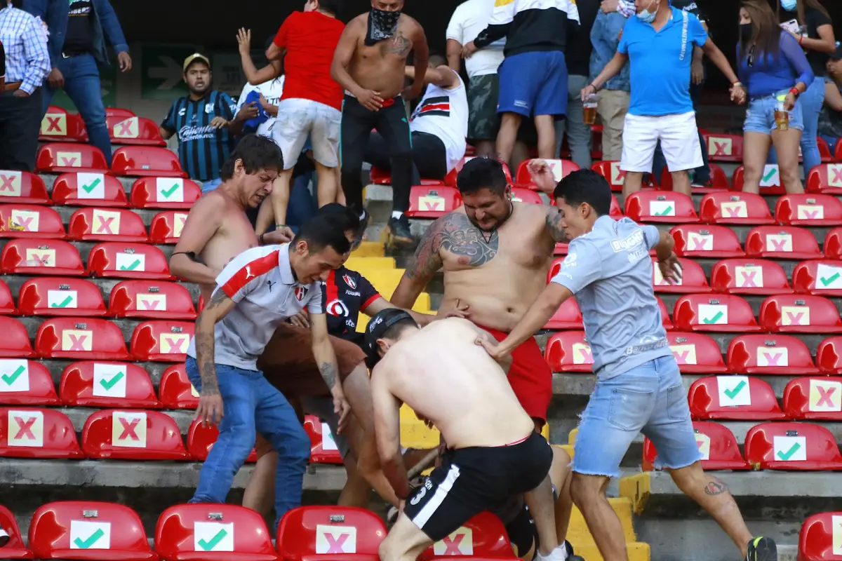 pleito-en-estadio-queretaro.jpg