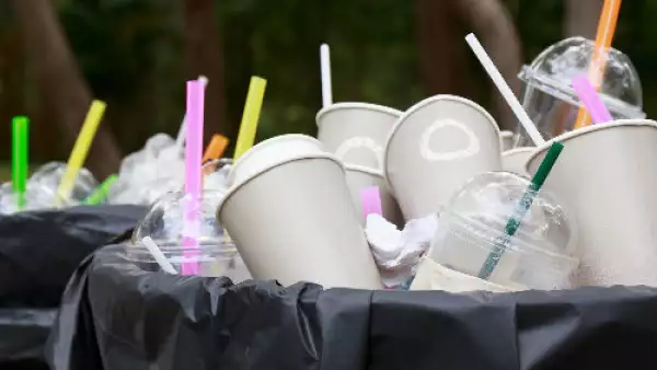 basura de vasos y popotes