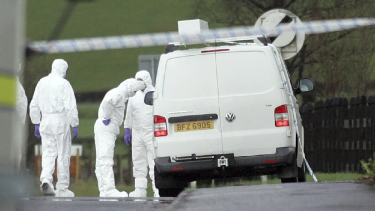 científicos de la policia de ulster investigan la escena del crimen