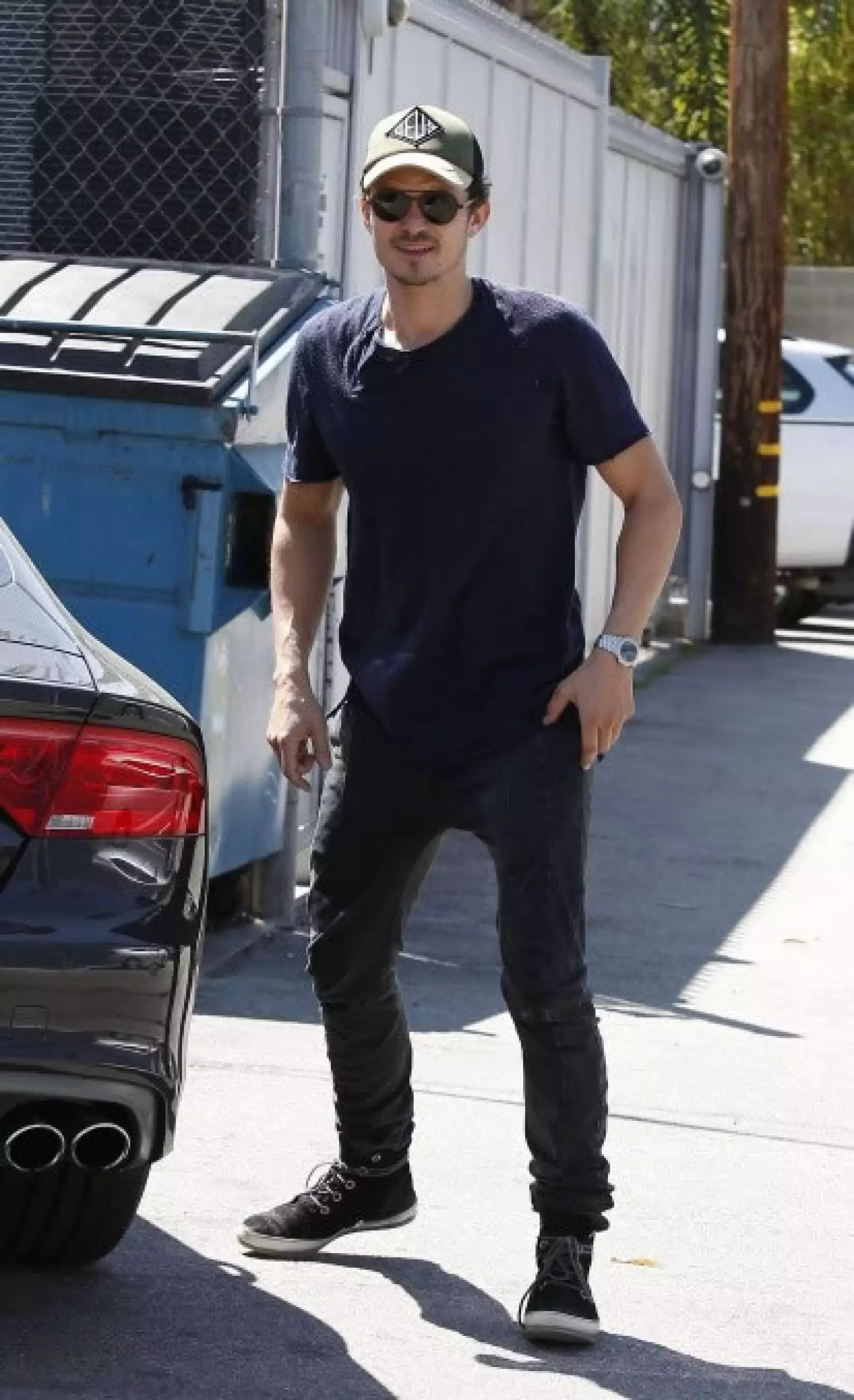 Orlando, como siempre prefiere la comodidad al glamour, por lo que unos jeans en conjunto con `converse´y gorra fueron suficientes para salir en busca de su adorable hijo Flynn.