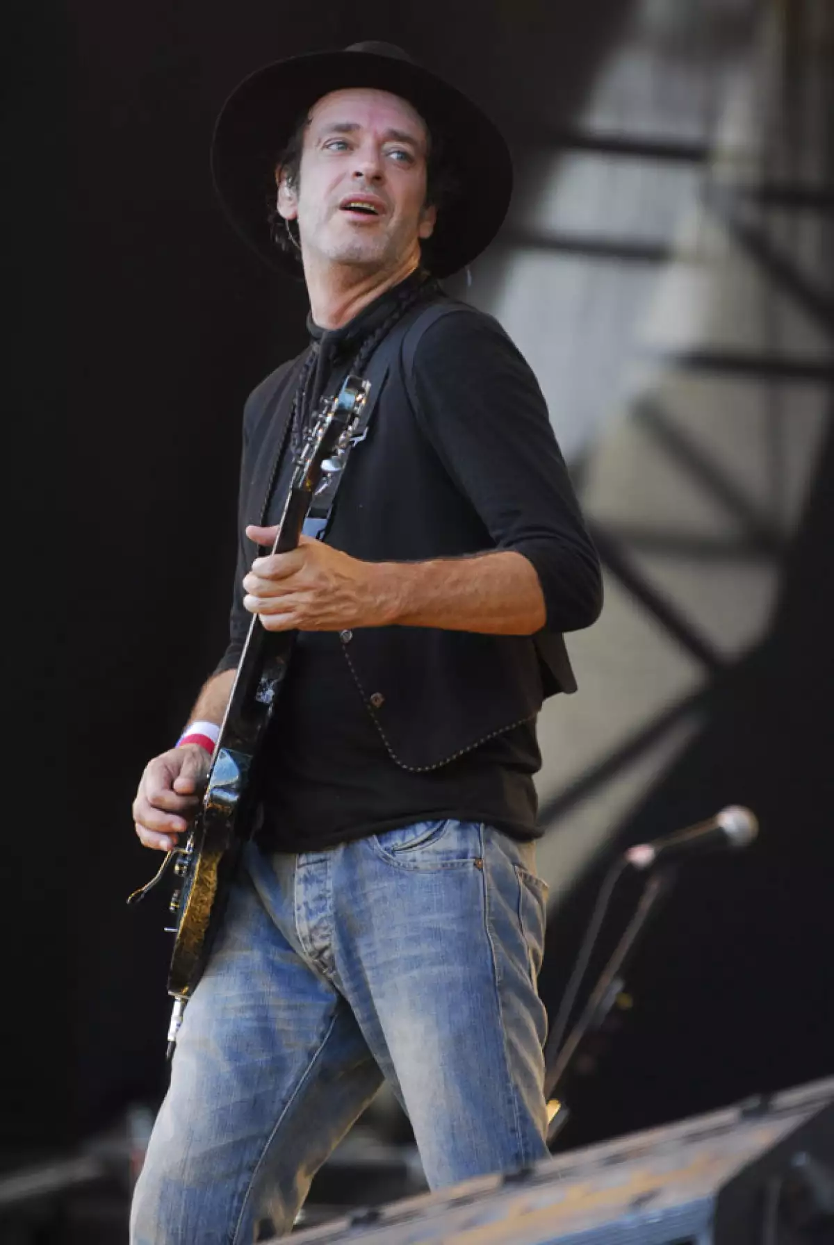 Benito, hijo mayor del fallecido cantautor, descalificó el libro que narra las últimas horas de Cerati antes de caer en coma, pues según él carece de veracidad y no estuvo autorizado por la familia.