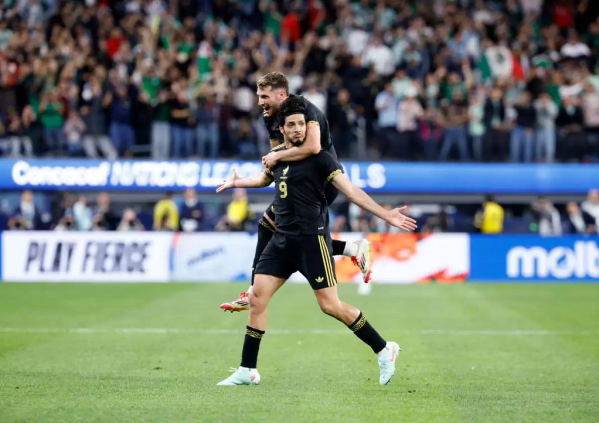 Foto de Raul Jiménez celebrando un gol y Santiago Giménez abrazándolo