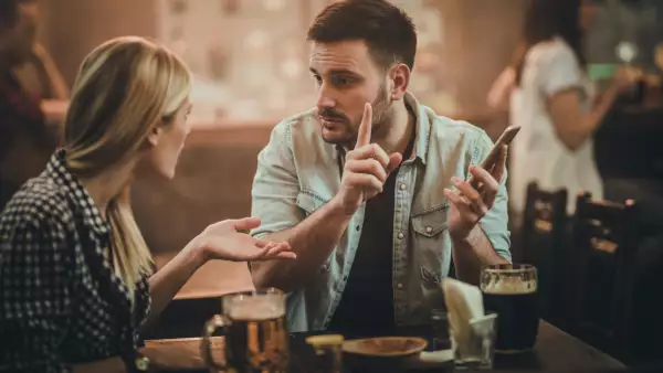 celular discutir pelea pareja mensaje