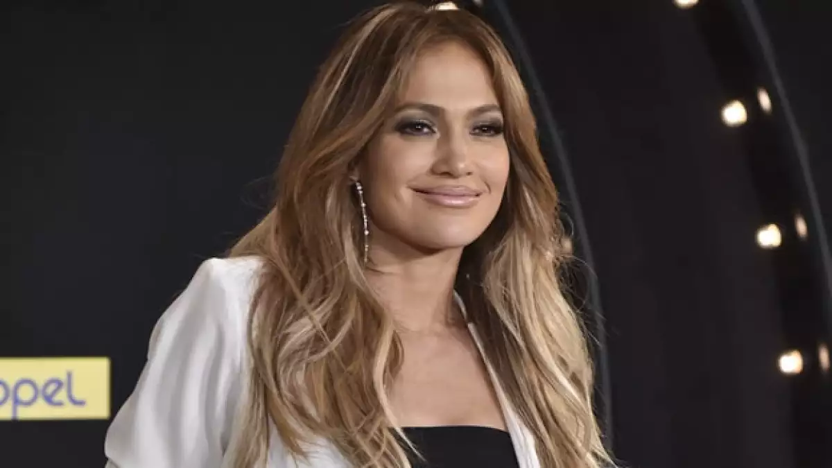 Jeniffer López se inspiró en un estilo urbano para la línea de ropa que presentó en EU y ahora en México