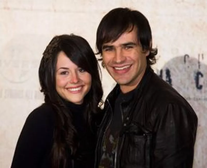 El actor evadió revelar desde hace cuánto tiempo sostienen su noviazgo, pero sí aclaró que nunca lo ocultaron; por su lado, la actriz dice que con él se sacó la lotería.