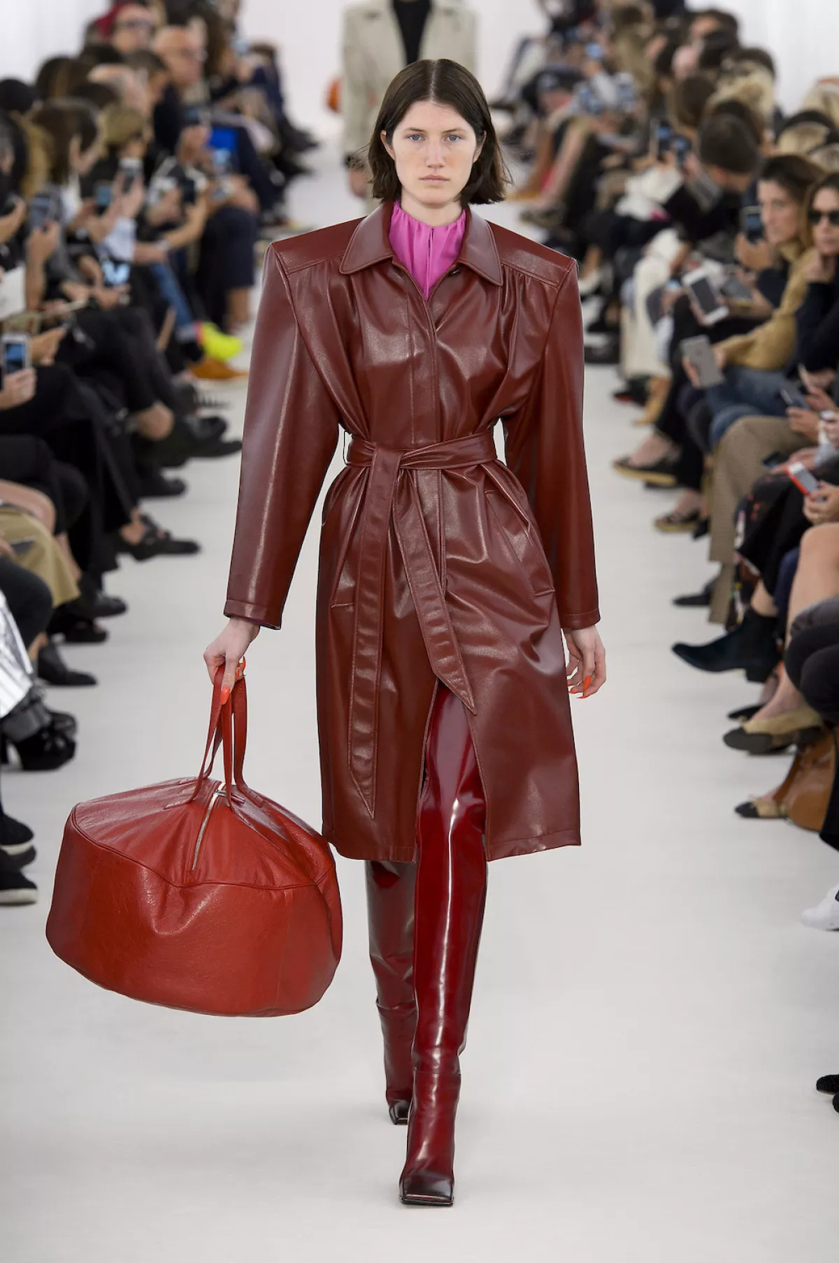 Modelo con un modelo de Balenciaga. 