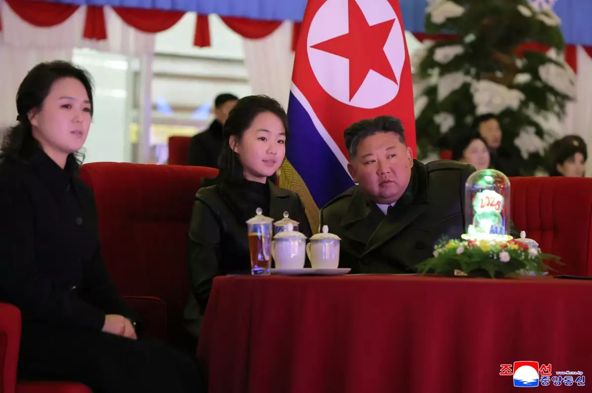 Esta foto tomada el 31 de diciembre de 2025 y publicada por la Agencia Central de Noticias de Corea del Norte (KCNA) a través de KNS el 1 de enero de 2026 muestra al líder norcoreano Kim Jong Un, su hija Kim Ju Ae (C) y su esposa Ri Sol Ju (L) viendo una actuación de celebración de Año Nuevo en el Estadio May Day en Pyongyang.